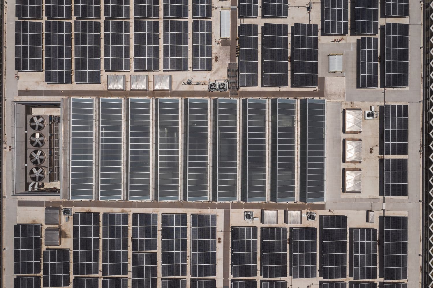 Vue aérienne d'une toiture équipée de panneaux