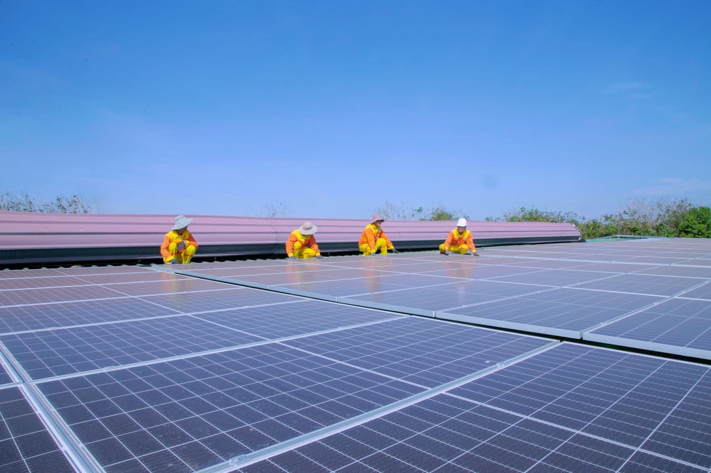 Équipe en tenue de chantier sur une toiture photovoltaïque